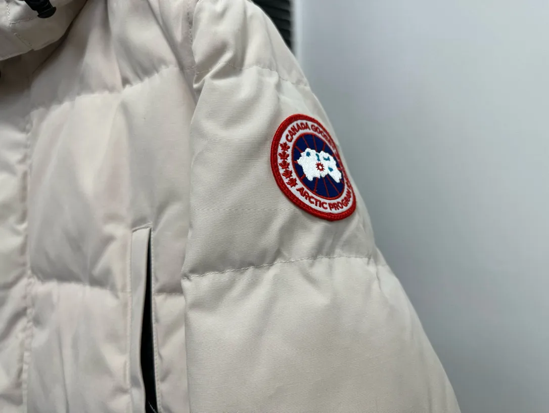 P780 [canada goose wyndham] 29 parka down jackets. The fabric is as soft and hard as the original. It can be restored by kneading at will (fabric misunderstanding: fabrics with high hardness are not waterproof. Only those who buy the latest authentic version this year will notice the softness and comfort of the fabric). The down is synchronized with the authentic white duck down. It is fluffy and not clumps. The electronically controlled down filling machine is filled with down. The zipper is customized with authentic ykk military grade copper core zipper puller. The high-hardness, non-stuck fur collar is made from original and custom-made western Canadian coyote skin. All workmanship and wiring are controlled by workers with more than ten years of service. They must be horizontal and vertical, and no crookedness is allowed. The wiring density inside is more sophisticated. Fighters in the world 29 battle all kinds of world products. Size: XS-XXL
